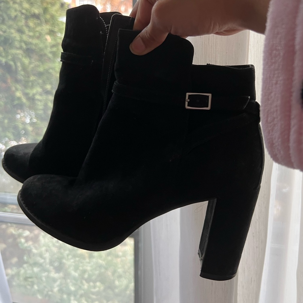 Banana Republic size US 7 W booties